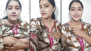 Hintli bakire kız üvey erkek kardeşi için parmaklıyor veya görüntülü görüşme yapıyor