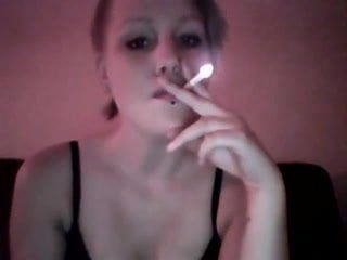Caliente chica fetiche fumando