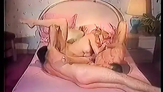 Dua pejantan panas bersetubuh dan ingin gadis cantik ini bergabung dengan mereka
