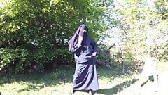 Musulmana en burka y medias - mostrando al aire libre