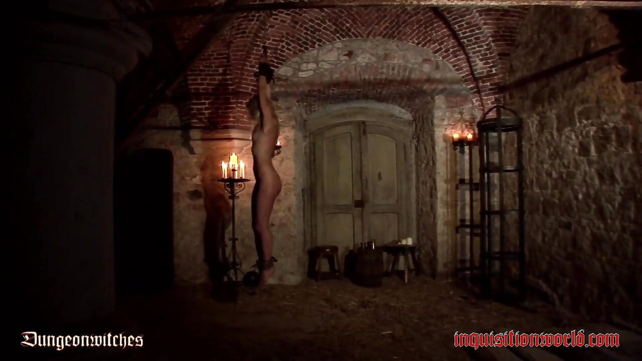 Μια μάγισσα κρέμεται πάνω από μικρές φλόγες