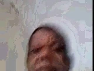 Tino Regidor se masturbe devant la webcam devant une webcam