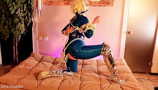 Latex-bondage-flucht, sexy MILF in gummi unterwürfig mit würge