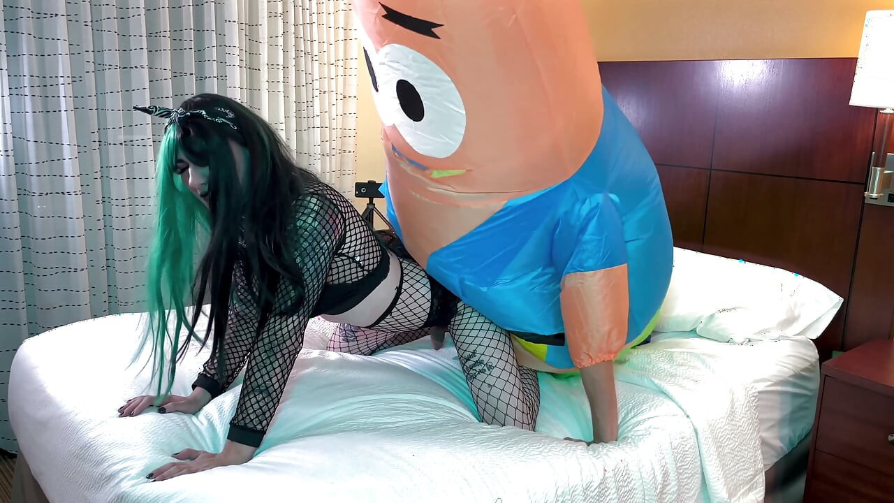 Patrick gotik kadın kılıklı kadını sikiyor