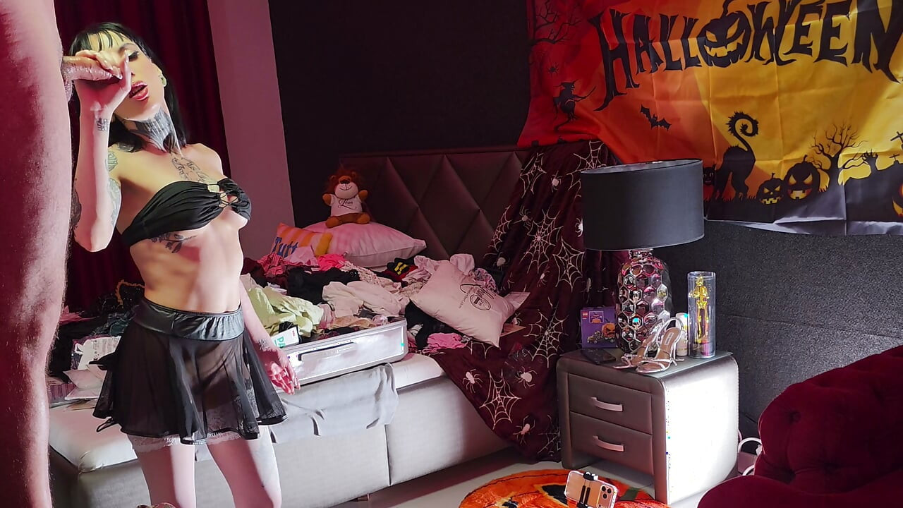 Pelacur Halloween seksi bertato yang sangat cantik dengan berbagai kostum membuat pria amatir ber-kontol besar keluar berkali-kali