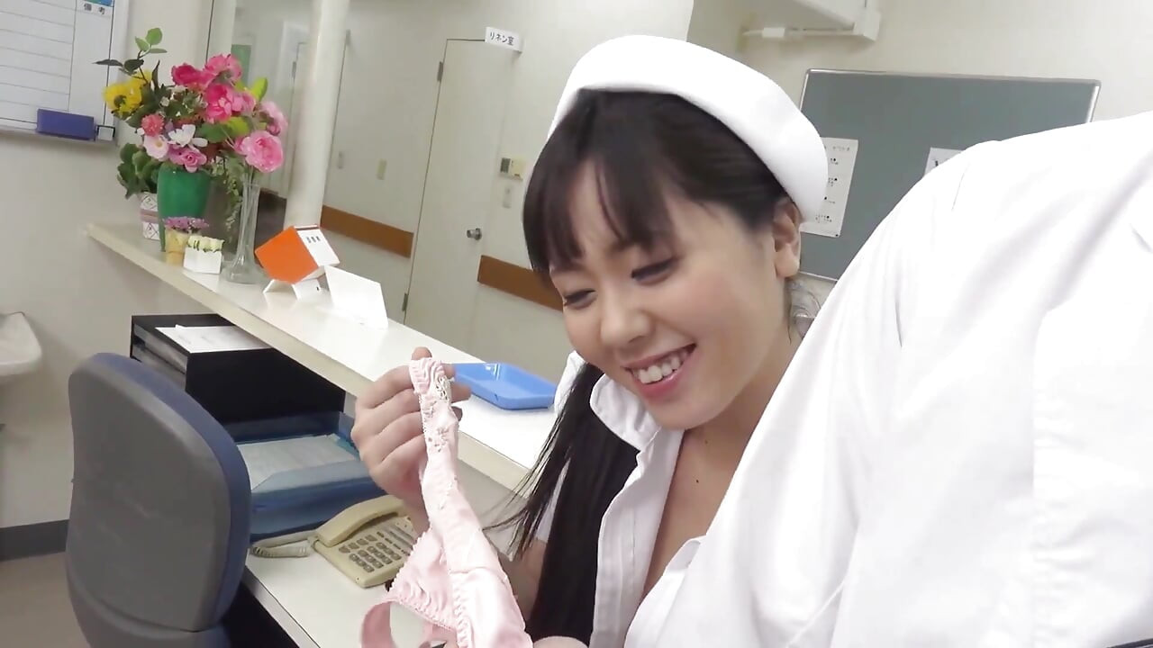 환자와 열정적인 키스를 나누는 음란한 아시아 간호사