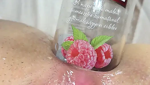 Экстремальное анальное введение бутылки крупным планом