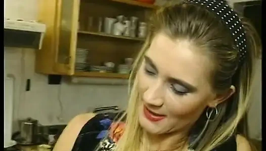 Волосатую милфу с маленькими сиськами дрючили и кончили на лицо