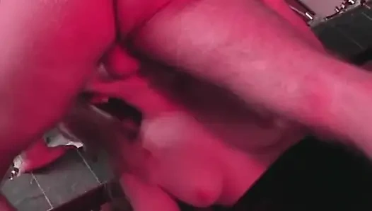 Banyoda baştan çıkarıcı esmer: tutkulu oral zevk