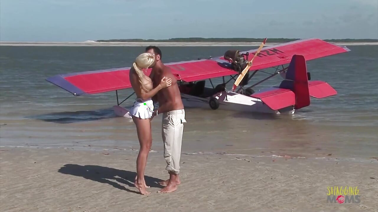 Futai pasional pe plajă cu o blondă uimitoare cu țâțe mari