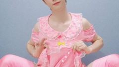 Japoński crossdresser masturbuje się w różowej sukience