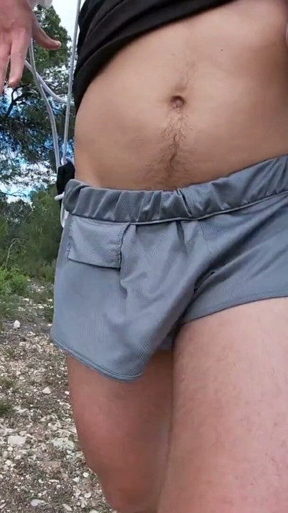 Procurando ciclistas pra impressionar com meu pau duro, acabei gozando um leitinho bem grosso | Clip 1