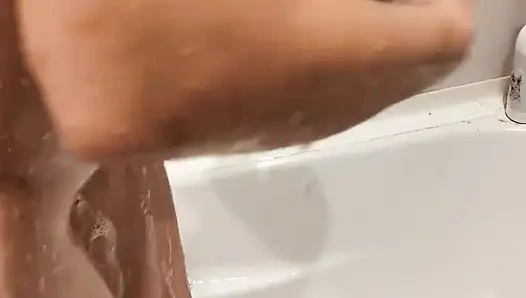 Nackte stiefschwester in der dusche