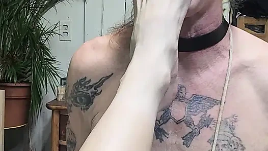 Хорошая девушка связывает яйца и член муженька и развлекается с ним ступнями