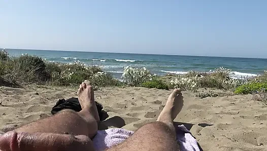 Istri perancis yang super sange ngebiarkan aku ngentot memeknya yang berbulu di pantai telanjang