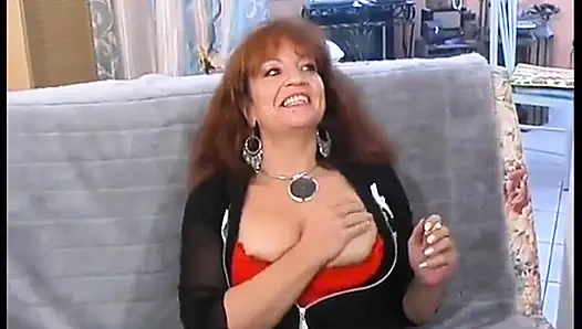 Biz Sonia'yı, iyi bir genç yarağa sahip olmak isteyen güzel olgun kız