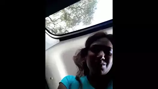 Красивая горячая молодая женщина мастурбирует на заднем сиденье машины