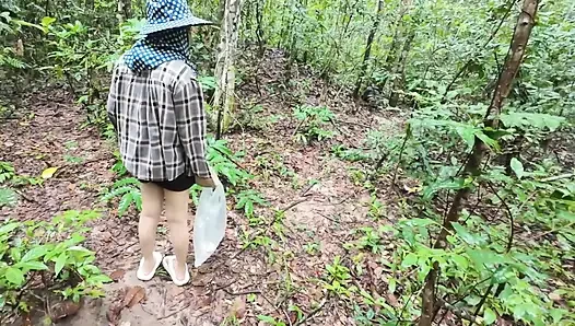 Thailändisches Mädchen läuft und prahlt damit, trotzdem Pilze zu pflücken, im Wald zu pinkeln Thailändische Stimme
