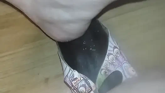 Birkenstock ayakkabıları işleniyor