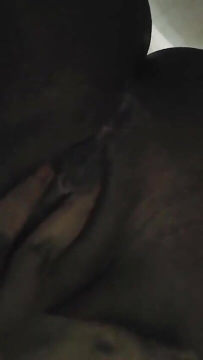 Cewek ini lagi asik fingering memek bebasknya