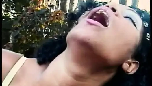 Ateşli Brezilyalı tatlı Sandra arkadaşlarına arabalarını yıkamalarını ve biraz biseksüel eğlence çimi yemelerini önerdi