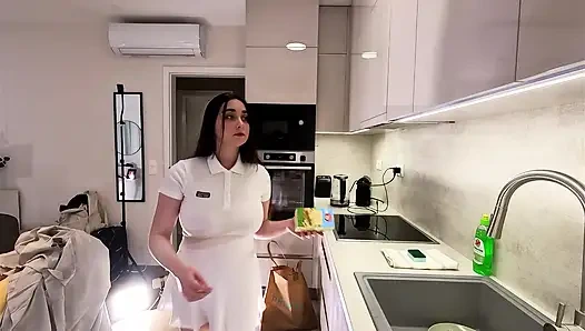 Büyük memeli büyük götlü tamamen doğal güzel üniversiteli kız transparan beyaz elbiseli uzun bacaklarını ve külotunu gösteriyor