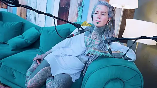 G - grattitude- asmr podcast sfw konuşuyor gotik sıska kız dreadlocks dövmeli model dövmeli kız