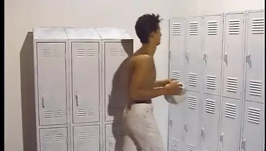 Kaslı adam büyük yarağı emdikten sonra sert sikiliyor
