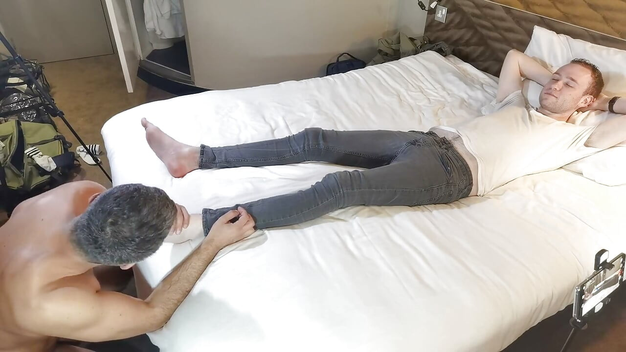 Hung Daddy Worships Feet Before Getting Fucked by Hungthotter