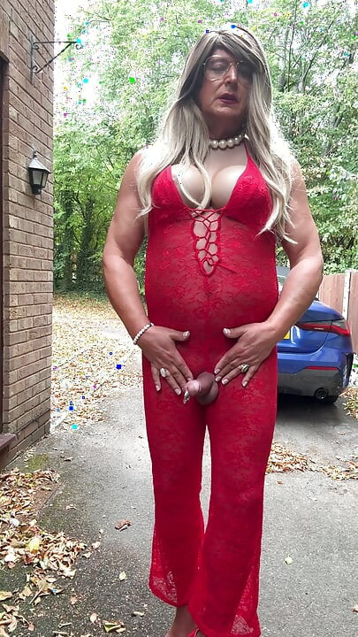 Seksi transvestit kellycd2022 u seksi crvenom kombinezonu i štiklama