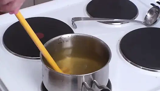 Piss Broth'un servisini pişiriyor