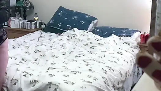 Mastürbasyon Yaparken Ve Film Çekerken Işçilerin Pencereden Izlemesine Izin Vermekten Hoşlanıyor