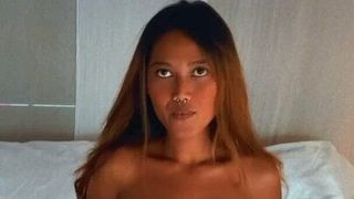 Blendende Asiatin zeigt ihre schönen großen Brüste