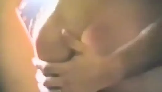 Utangaç bir esmer dildo ve yarakla sikiliyor