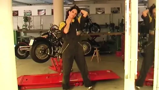 Devils dolls 02 - domi masturbiert in der garage