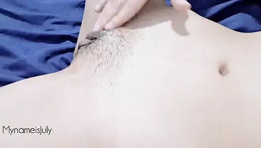 Ich finde ein bisschen Thai, das masturbiert, und beginne, meine ganze Hand in sie zu legen