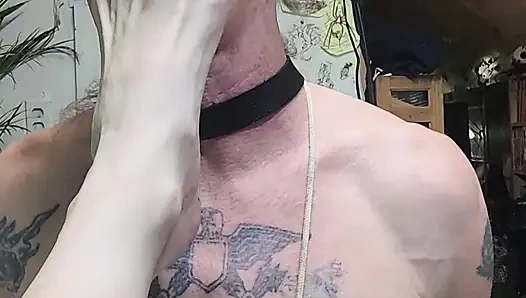 Goode Girl Kocasının Taşaklarını Ve Yarağını Bağlıyor Ve Onunla Ayak Eğlencesi Yapıyor