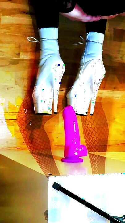 Sissyslut Kandi jebe svoj dildo u Stilletto platformi u visokim potpeticama