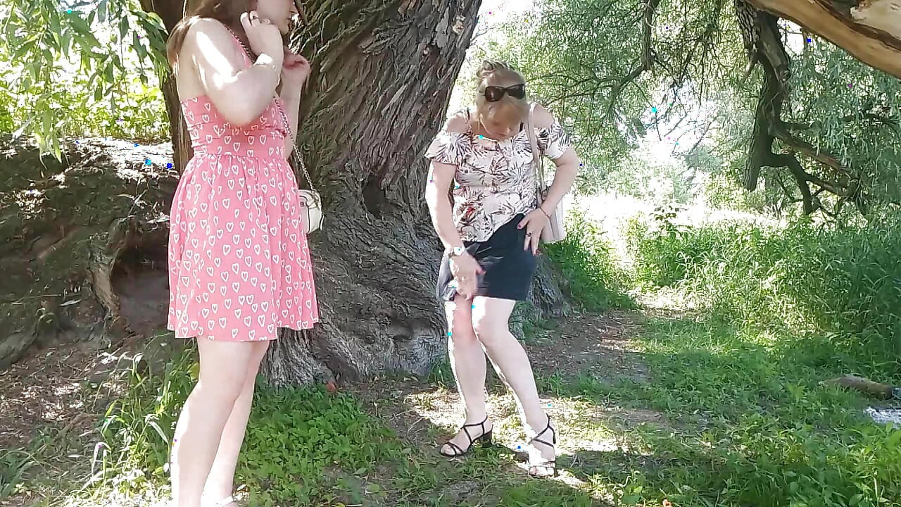 Zwei frauen, mädchen und reife milf zogen rotes höschen aus, pinkeln am straßenrand in der Öffentlichkeit, pinkeln im freien, lesben küssen