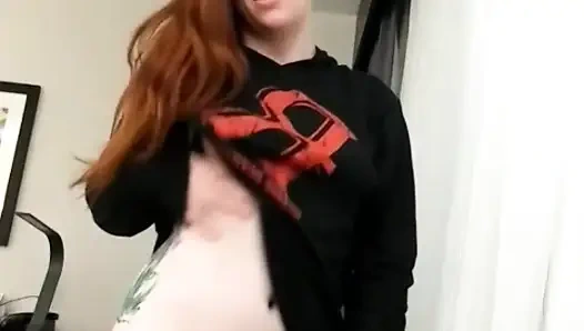 Blasse rothaarige kommt hart auf der hotelcouch