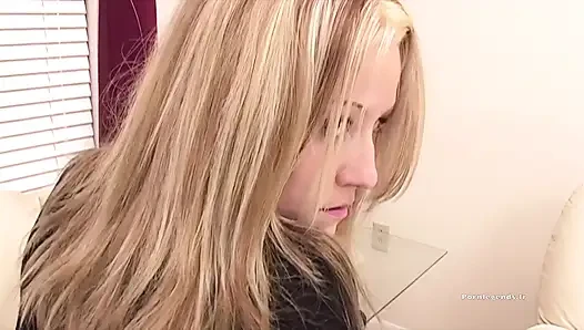 Britney Jay pembe amının ve götlerinin sikilmesini izliyor