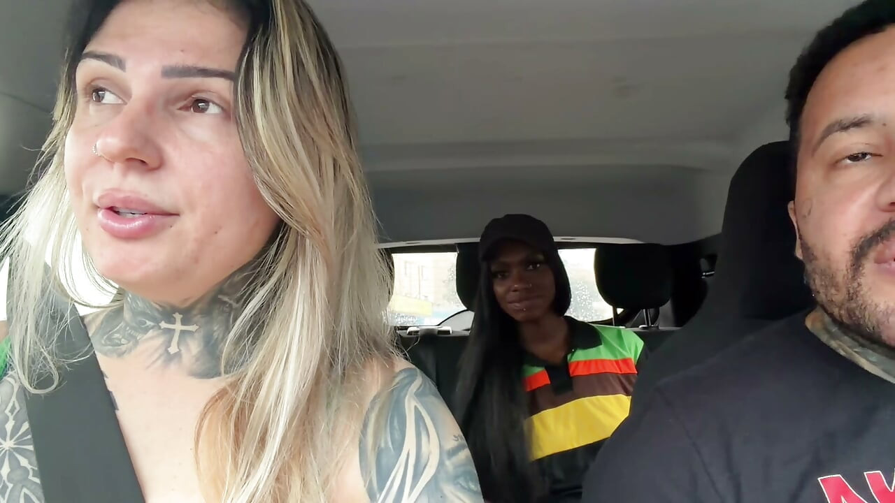Managerul de la fast-food adoră ideea de a deveni actriță porno și îmi oferă pizda ei, iar soțul ei devine cuckold