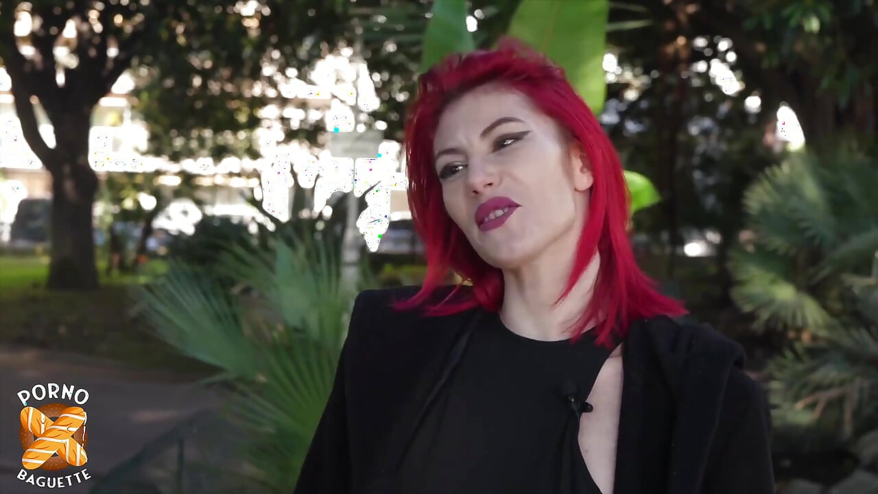 Hermosa MILF pelirroja, tía follando con dos pollas grandes