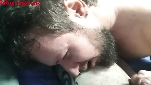 Büyük memeli kıllı bir ayı beni birkaç kez dölle dolduruyor ve sonra bana yumruk sokuyor