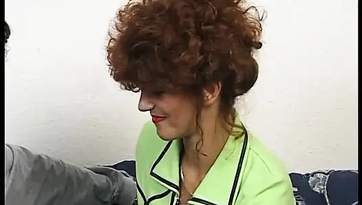 Ateşli sürtük büyük bir yarağı emiyor ve sonra sert biniyor