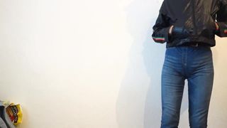 Crossdresser en sexy jeans ajustados con pañal debajo