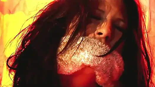 Geile blondine wird gefickt, während ihr gefesseltes küken neben ihr sitzt