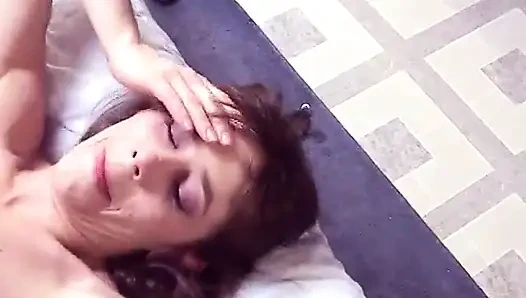 Pria kulit putih dengan jembut lebat ngentot ganas sambil jilat memek lesbian di sofa