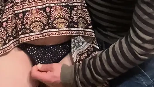 Üvey erkek kardeşin cinsel fantezisi - amını parmaklıyor