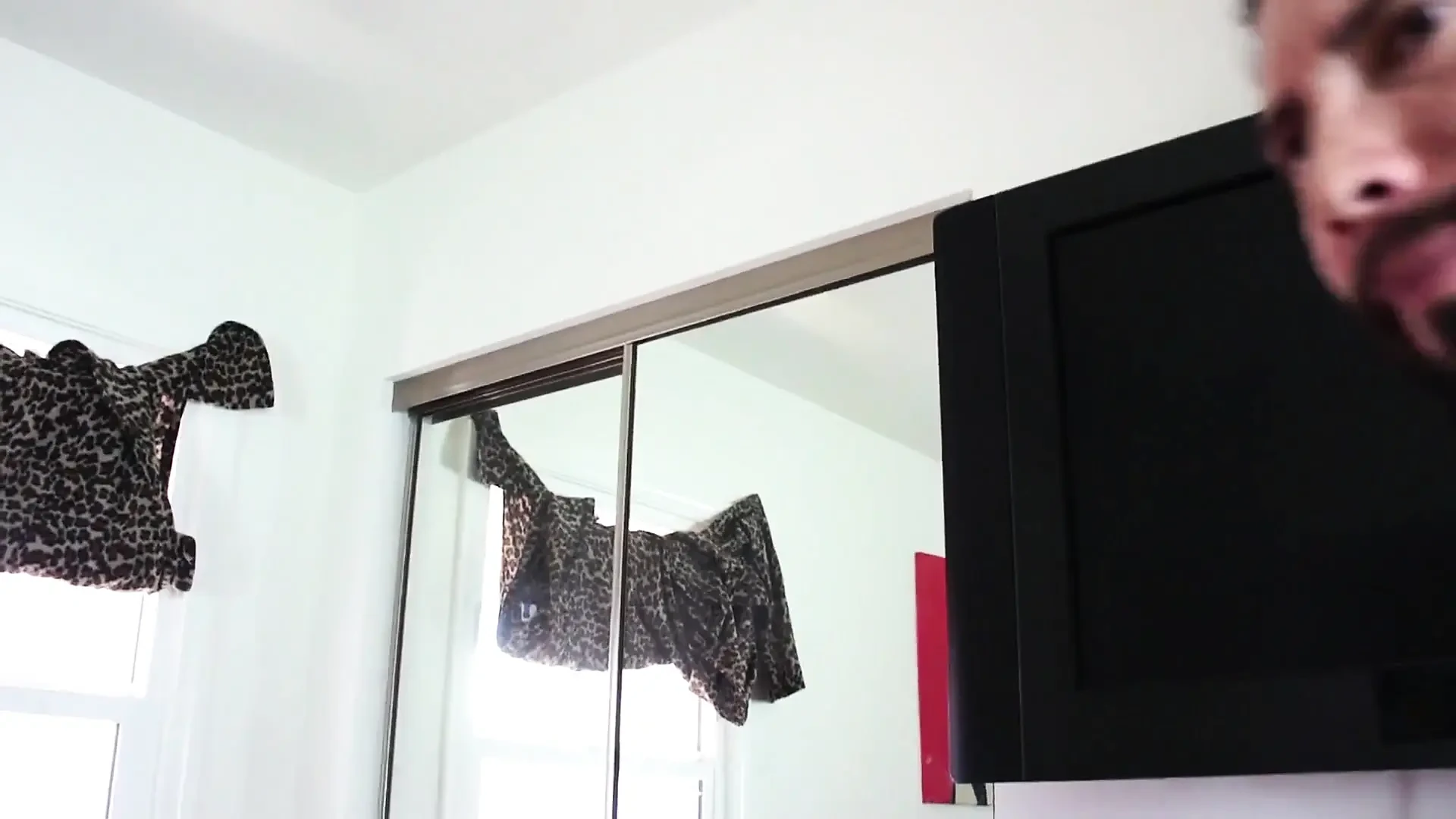 在继女的房间里与继父发生性关系